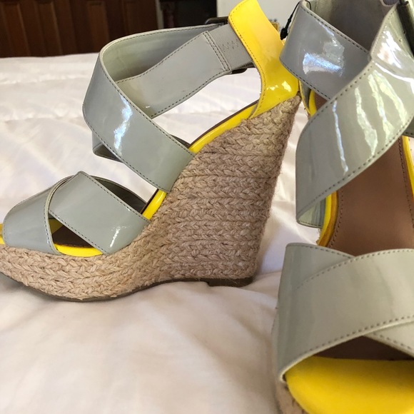 Xhilaration Gray and Yellow Wedges - Picture 4 of 6